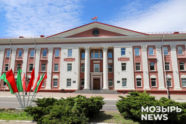 Руководство района поздравляет с профессиональным праздником сотрудников Мозырского горрайотдела по ЧС