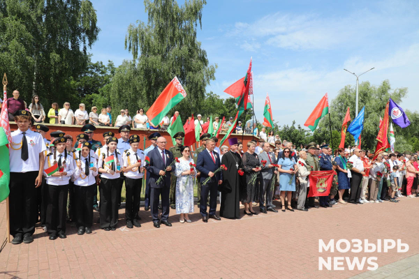 Мозыряне собрались на митинг-реквием «Горящие сердца: память во имя будущего»