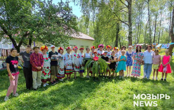 «Серебряные» волонтеры и воспитанники Мозырского детского дома вместе отметили Купалье