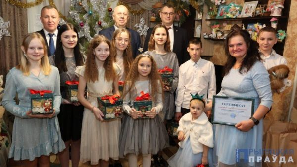 Заместитель Премьер-министра Беларуси Анатолий Сивак в рамках акции «Наши дети» посетил детский дом семейного типа в Наровле